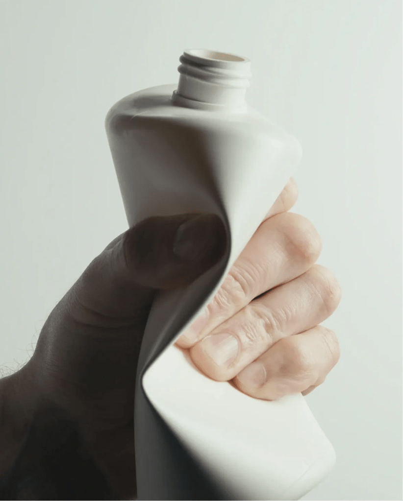 Una startup crea un empaque con una composta de microbios que elimina el plástico de la ecuación