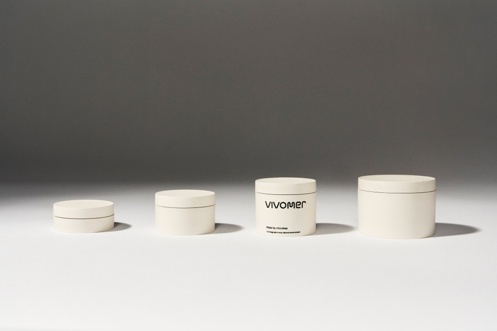 Una startup crea un empaque con una composta de microbios que elimina el plástico de la ecuación