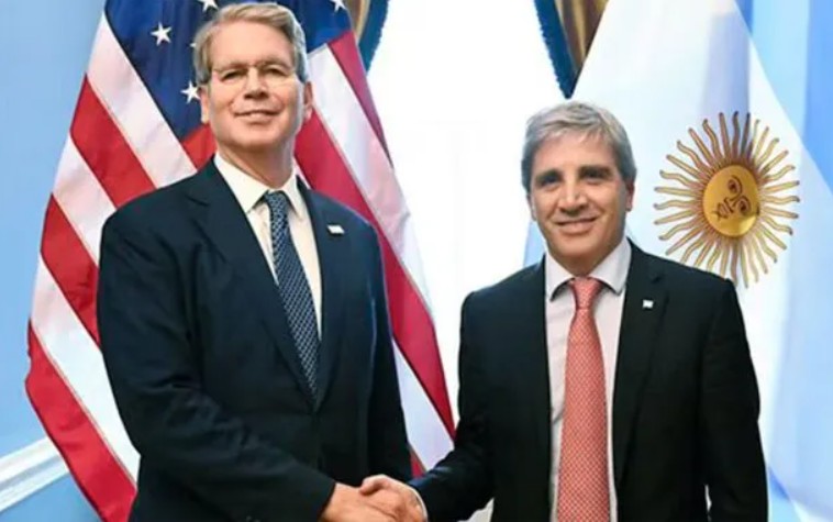20251009 Scott Bessent y Luis Caputo cerrando el trato que entrega soberania y recursos de Argentina a EEUU