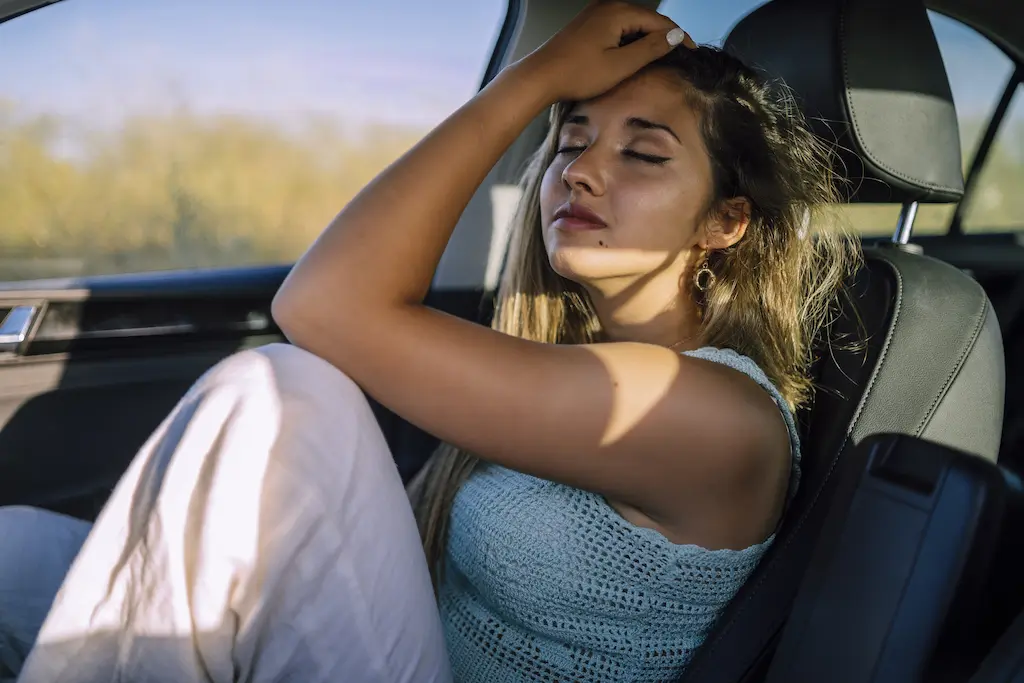 Mareo leer en el auto