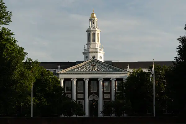 202605 Harvard es una de las escuelas que sufrieron cortes en Canvas el jueves. Credit Sophie Park para The New York Times